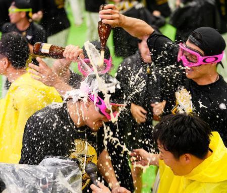 　祝勝会でビールをかけられる阪神・佐藤輝＝７日、兵庫県内