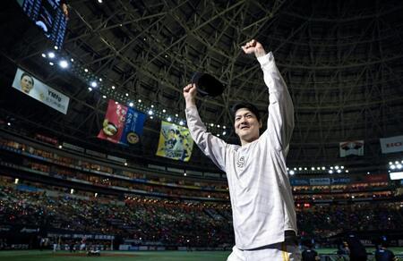 　７回１失点で11勝目を挙げ、声援に応える有原