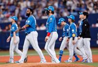 　３連敗を喫し、引き揚げる新庄監督（中央）ら