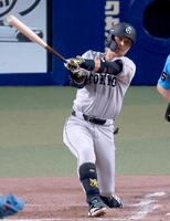 　５回、吉川が右翼線に２点適時二塁打を放つ