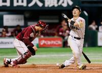 　８回、代打・近藤が空振り三振に倒れる