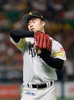 　４回を投げ終え、ベンチに戻る松本晴