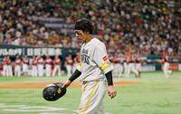 　９回、二ゴロに倒れて最終打者となり引き揚げる牧原大