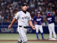 　５回、投手交代を告げてマウンドからベンチに戻る阿部監督