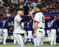 中日に勝利し、阿部監督㊨とタッチを交わす船迫　※※　＝バンテリンドームナゴヤ