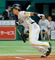 　１回、二ゴロ併殺に倒れる栗原