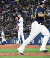 　２回、オスナ（右）に先制ソロを打たれ、悔しがる藤浪（撮影・佐藤厚）