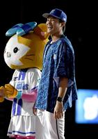 　自身に勝敗はつかなかったが、チームが勝利し笑顔絵を見せる藤浪（撮影・佐藤厚）