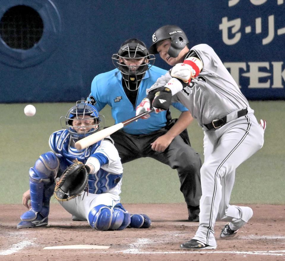 　９回、２死満塁で代打坂本が同点の中前適時打を放つ坂本