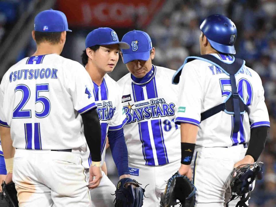　６回途中３失点で降板する竹田（左から２人目）＝撮影・佐藤厚