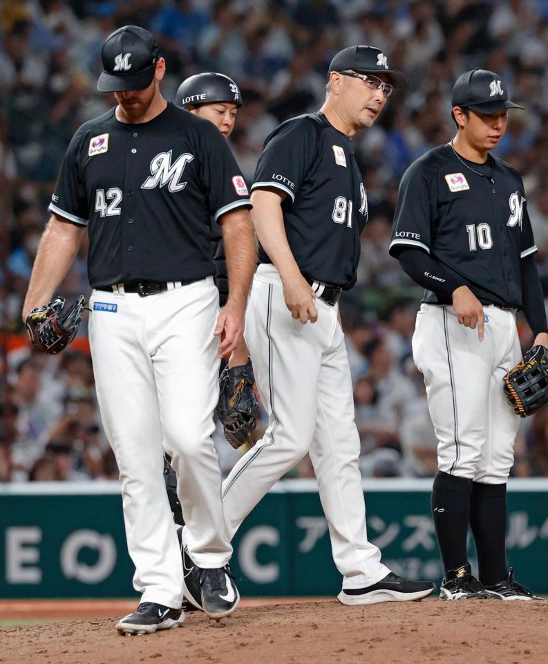 　７回途中で降板するサモンズ。右から２人目は吉井監督