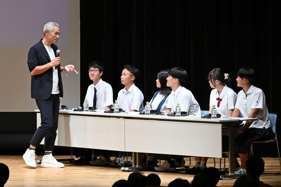 　神戸市内の高校生たちとのトークで会場を沸かせたイチロー氏（左端）＝撮影・風斗雅博