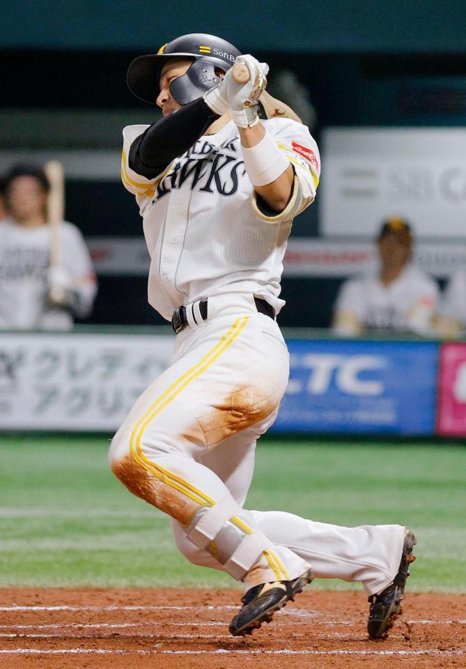 　２回、野村が遊撃に先制の内野安打を放つ