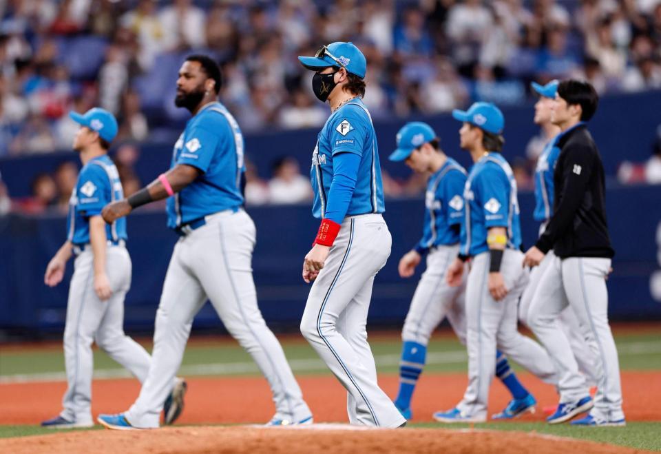 　３連敗を喫し、引き揚げる新庄監督（中央）ら