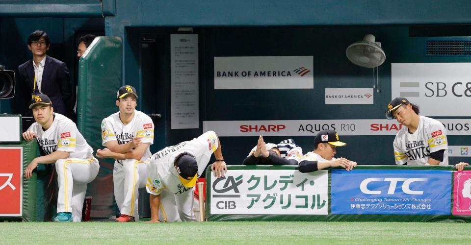 　楽天に敗れ、肩を落とす松本晴（左端）らソフトバンクナイン