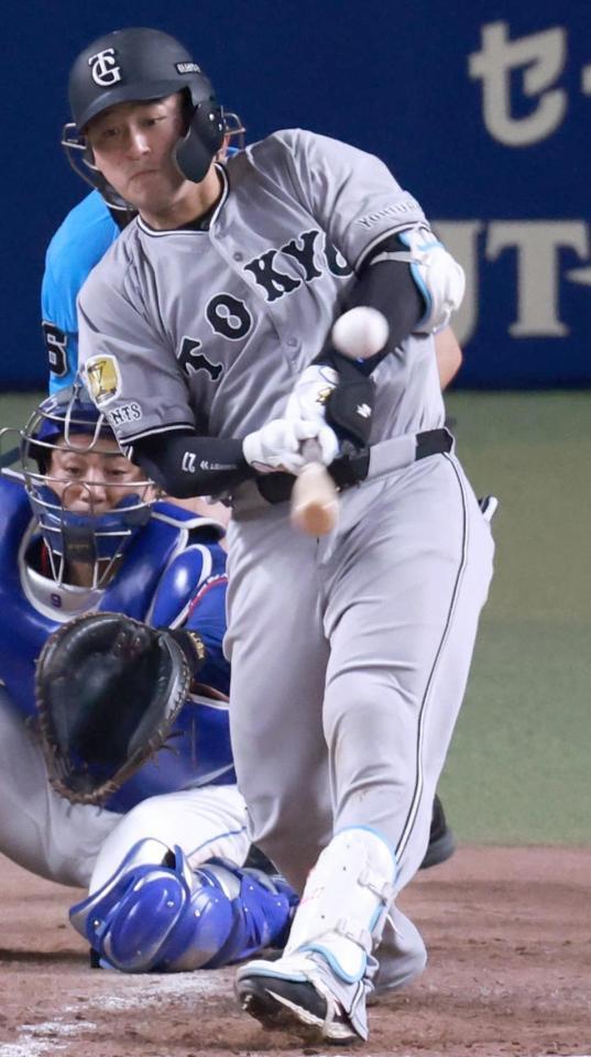 　５回、岸田が左前適時打を放つ