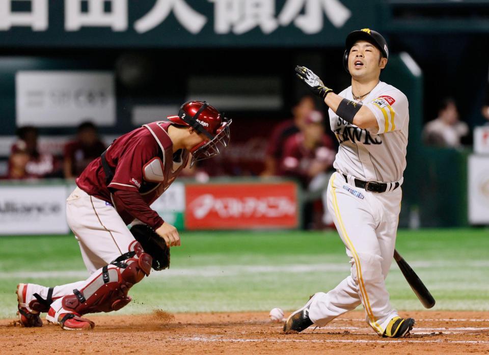 　８回、代打・近藤が空振り三振に倒れる