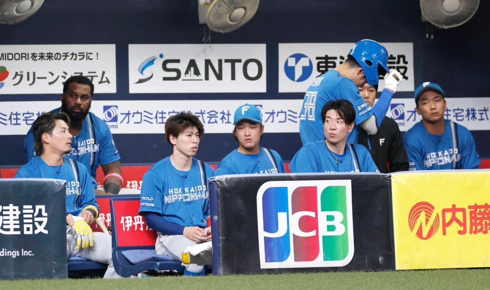　９回、ベンチで厳しい表情の日本ハムナイン