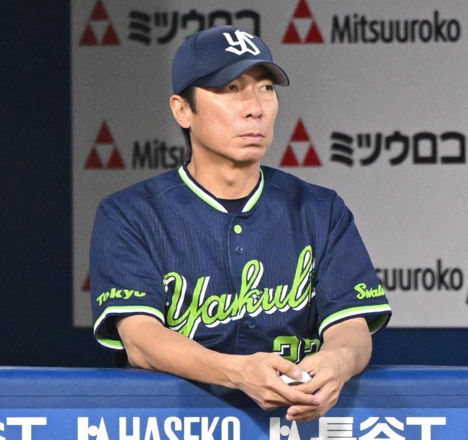 　１回表の攻撃を見つめる高津監督