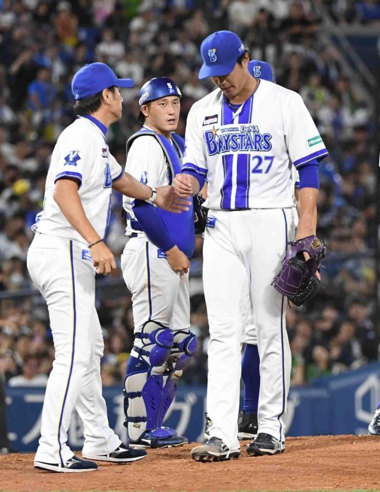 　７回、中村悠に死球を与え三浦監督（左）から交代を告げられる藤浪（右）＝撮影・佐藤厚