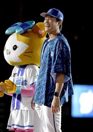 　自身に勝敗はつかなかったが、チームが勝利し笑顔を見せる藤浪（撮影・佐藤厚）