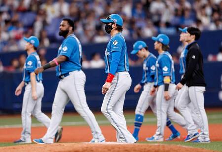 　３連敗を喫し、引き揚げる新庄監督（中央）ら