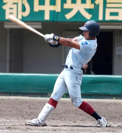 　鋭いスイングを繰り出す近大・野間