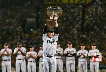 　リーグ優勝を決め、トロフィーを掲げる阪神・藤川監督＝甲子園