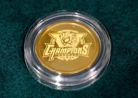 　阪神のリーグ優勝記念ロゴが入った３グラムの純金メダル＝大阪市北区の阪神百貨店梅田本店