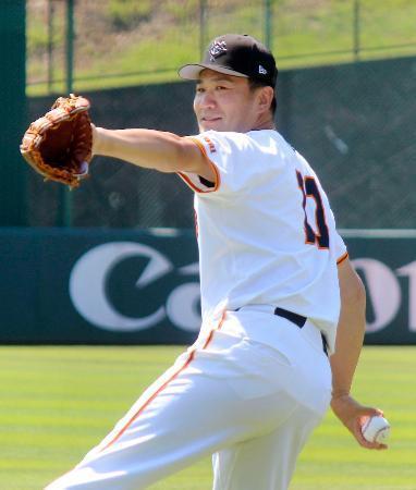 　キャッチボールで調整する巨人・田中将＝川崎市のジャイアンツ球場