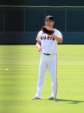 　ジャイアンツ球場での投手練習で笑顔を見せてキャッチボールを行う田中将