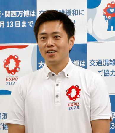 　大阪府庁で取材に応じる吉村洋文知事＝８日午後