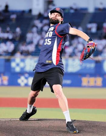 　ファーストピッチを務めたチェコ代表オンジェイ・サトリア（球団提供）