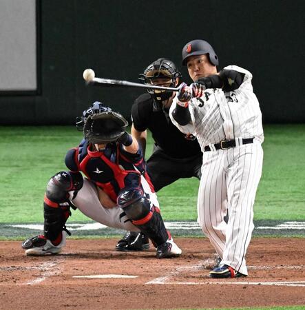 　チェコ戦の２回、中前打を放つ侍ジャパン・山川穂高＝２０２３年３月