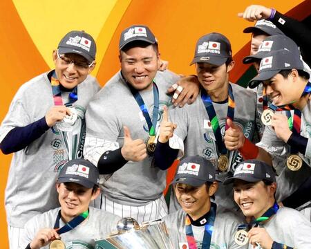 　世界一に輝き、内野手陣と記念撮影する西武・山川穂高（後列左から２人目）＝２０２３年３月