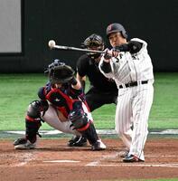 　チェコ戦の２回、中前打を放つ侍ジャパン・山川穂高＝２０２３年３月