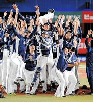 　リーグ２連覇を達成して喜び合う西武・森。右は山川、後方は胴上げされる辻監督＝２０１９年９月