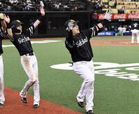 　６回、待望の１発を放ちどすこいポーズをするソフトバンク・山川穂高（右）＝２０２４年４月