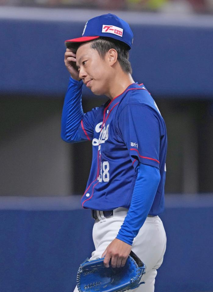 　５回を終え、ベンチに戻る松葉