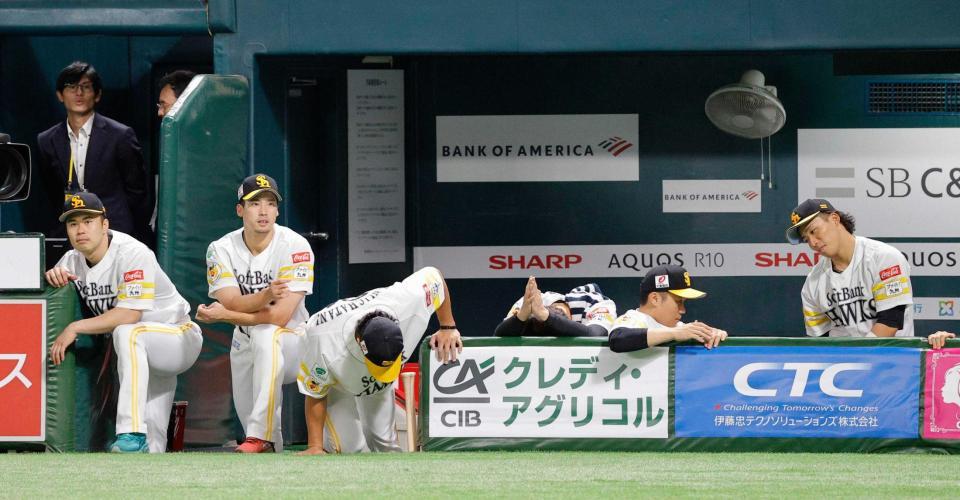 　楽天に敗れ、肩を落とす松本晴（左端）らソフトバンクナイン
