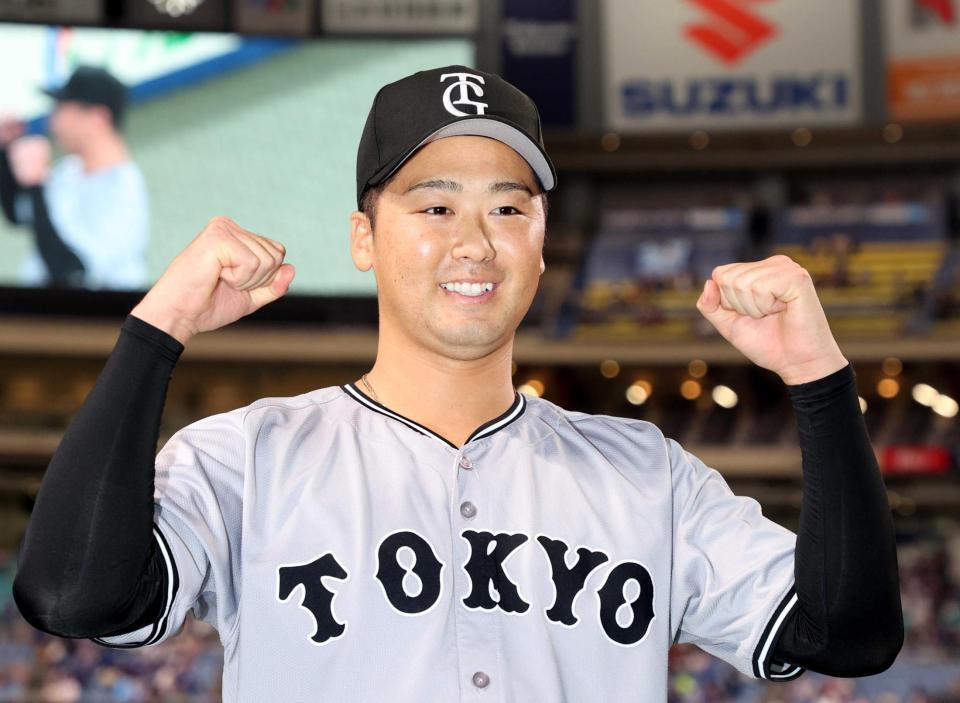 　ヒーローインタビューを終え、ポーズをとる船迫