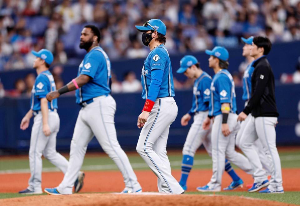 　３連敗を喫し、引き揚げる新庄監督（中央）ら