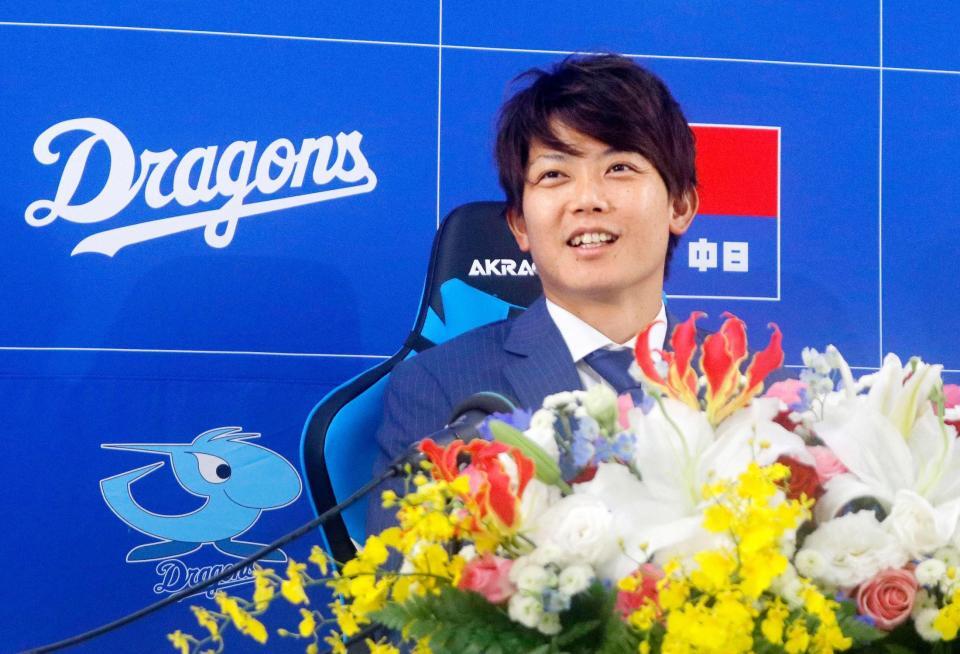 　今季限りでの現役引退を表明し、記者会見する岡田