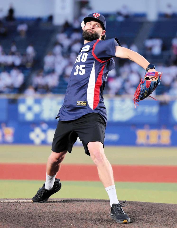 　ファーストピッチを務めたチェコ代表オンジェイ・サトリア（球団提供）