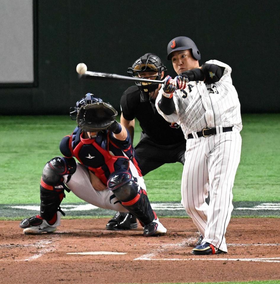 　チェコ戦の２回、中前打を放つ侍ジャパン・山川穂高＝２０２３年３月