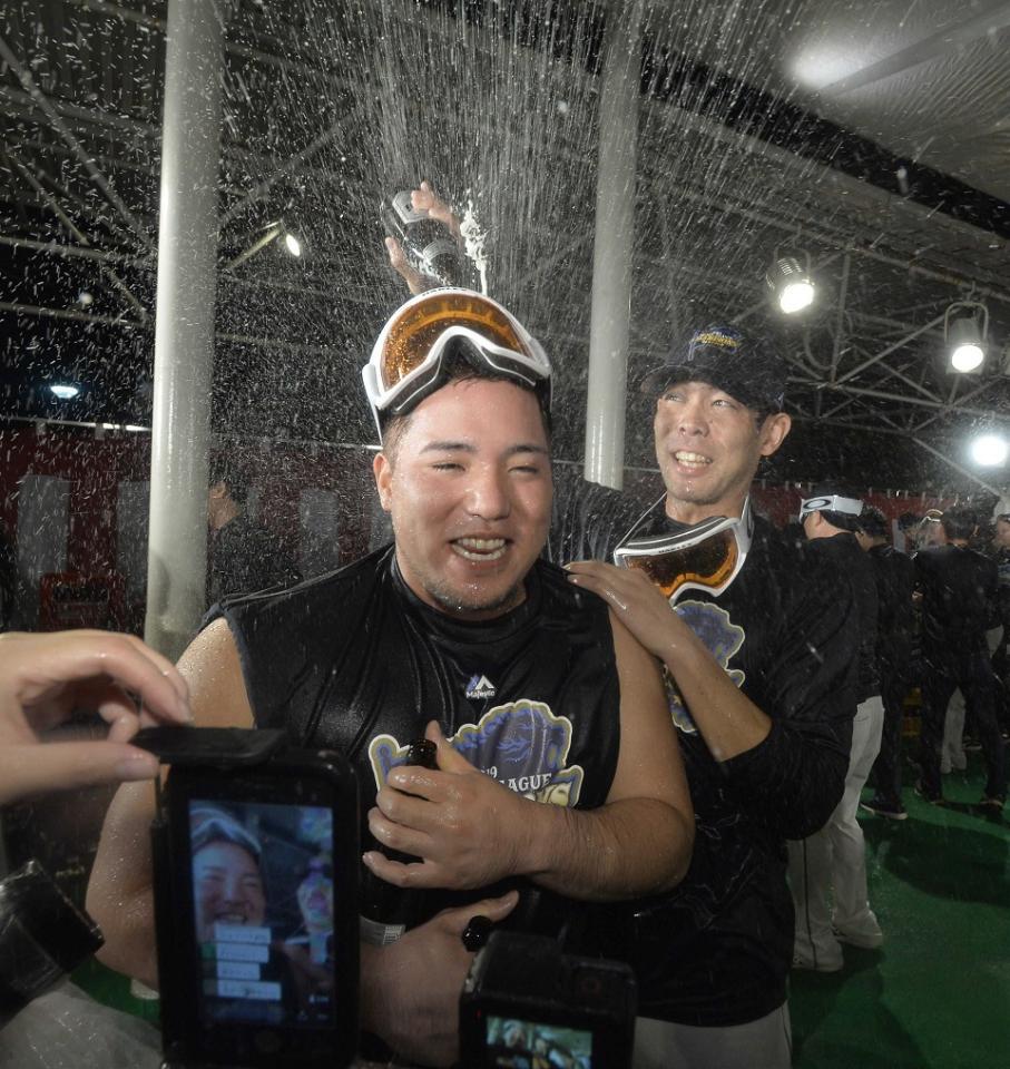 　西武・秋山将吾（右）にビールをかけられる山川穂高＝２０１９年９月