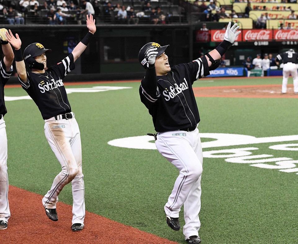 　６回、待望の１発を放ちどすこいポーズをするソフトバンク・山川穂高（右）＝２０２４年４月