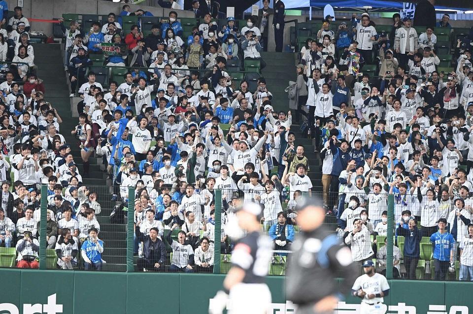 　１回、山川穂高が打席に入ると大ブーイングを浴びせる西武ファン＝２０２４年４月