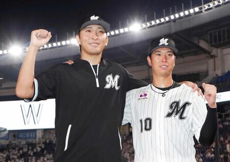 　オリックスに勝利し、笑顔でポーズをとるロッテの河村（左）と上田