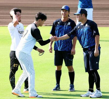 　筒香（右）にあいさつする及川（撮影・立川洋一郎）